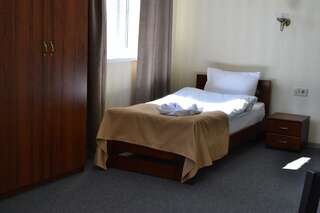 Отель Три Сімки Вышгород Стандартный двухместный номер с 2 отдельными кроватями-3